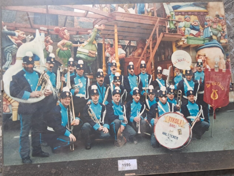 Vastenavend 1995 - Tivoli band bij de wagen van B.C. de Leutige Krabben