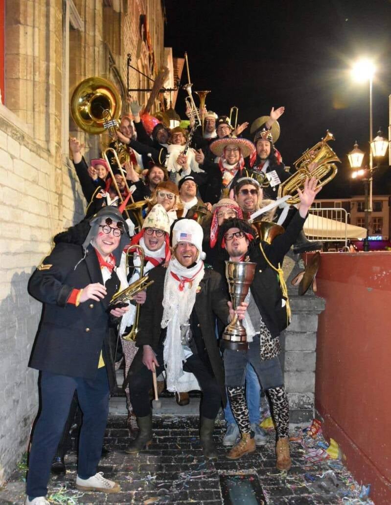 Muzikaliteitsprijs voor de mannen van dweilband 'N Opke Leut. Bouwclub de Leutige Krabben Bergen op Zoom. Vastenavend krabbegat. 2023