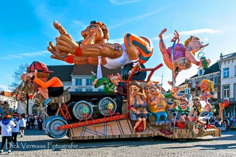 B.c. de Leutige krabben trekt sportief door de straten van t Krabbegat met de grote optocht van Bergen op Zoom in 2019