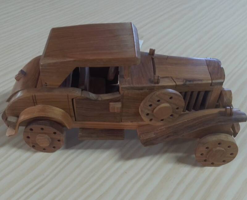 Coche de madera. Decoracion