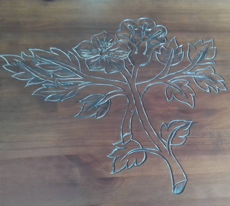 Mesa con talla. Hecha a mano. 