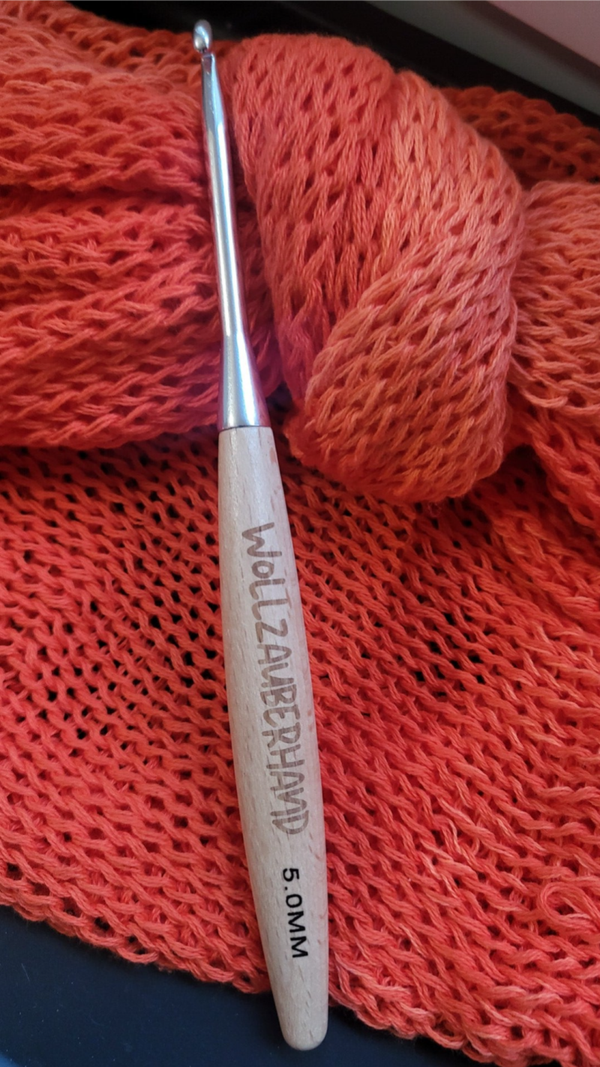 Holzhäkelnadel mit Wollzauberhand Logo Größe 4