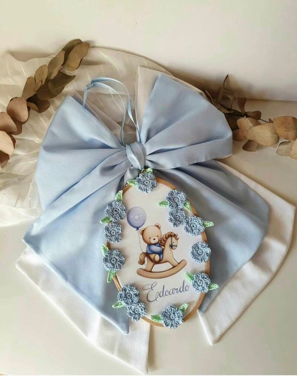 Fiocco doppio con telaio e fiori a crochet