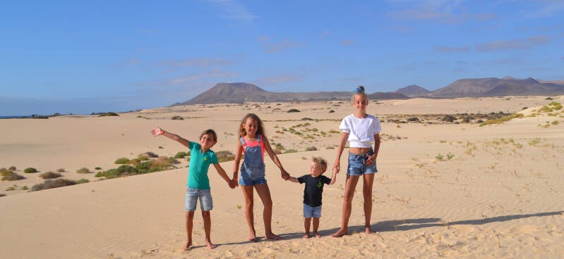 Kinderen poseren op het strand