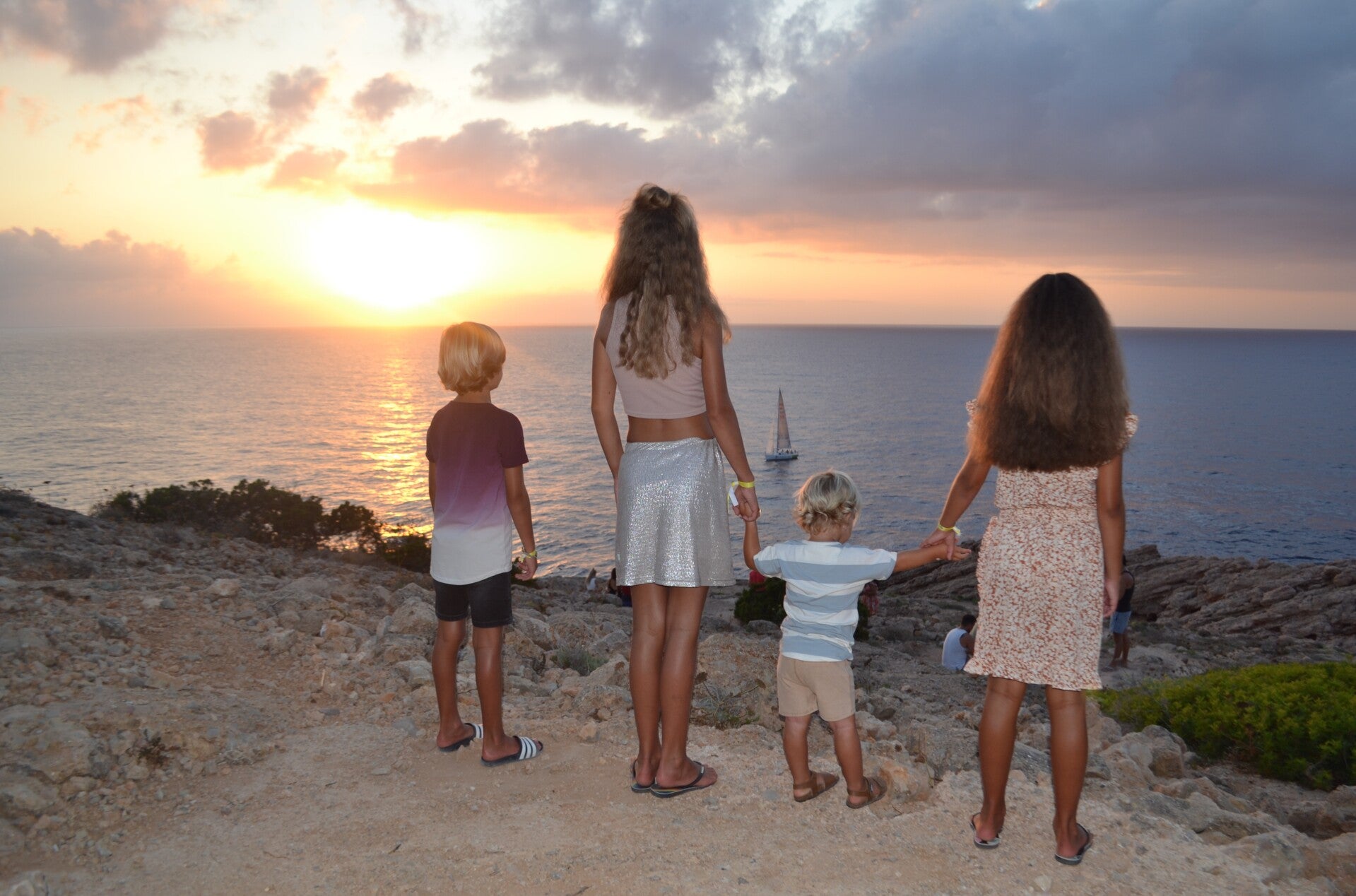 kinderen kijken naar de zee