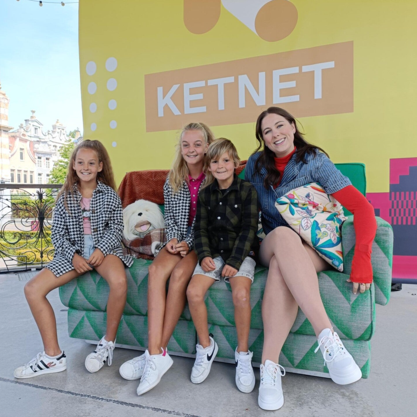 kinderen poseren met samson en marie