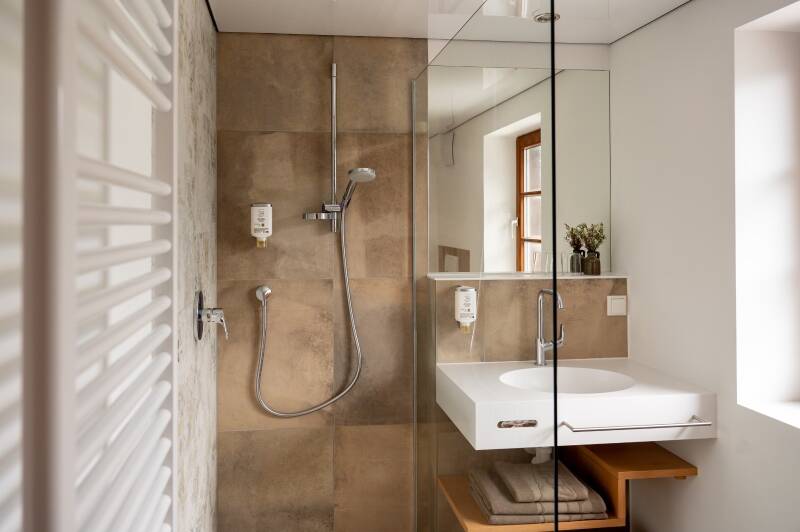 badezimmer-neu-hotel-der-hechl-standard.jpg
