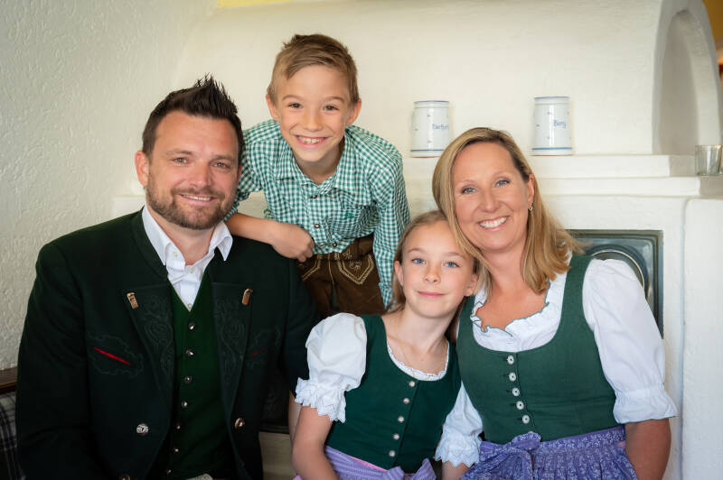 dritte-und-vierte-generation-im-hotel-der-hechl-marcel-und-marlene-hechl-lindemann-in-tauplitz-ausseerland-standard.jpg