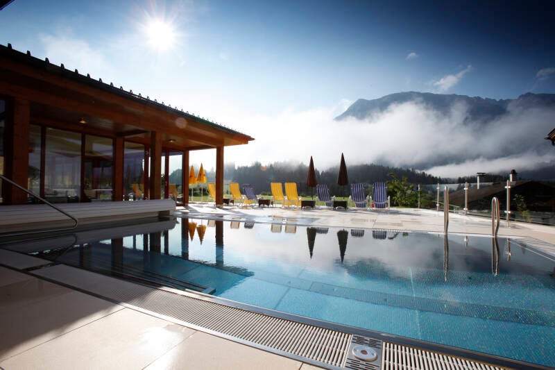 hotel-der-hechl-grimming-spa-pool-mit-ausblick-auf-den-grimming-tauplitz-standard.jpg