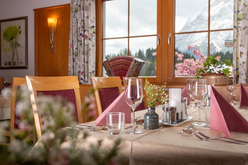 tisch-restaurant-ausblick-grimming-hotel-der-hechl-standard.jpg