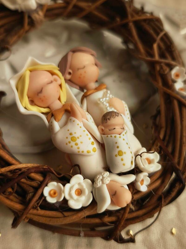 🤍 Crèche de Noël — La petite famille dans sa couronne naturelle