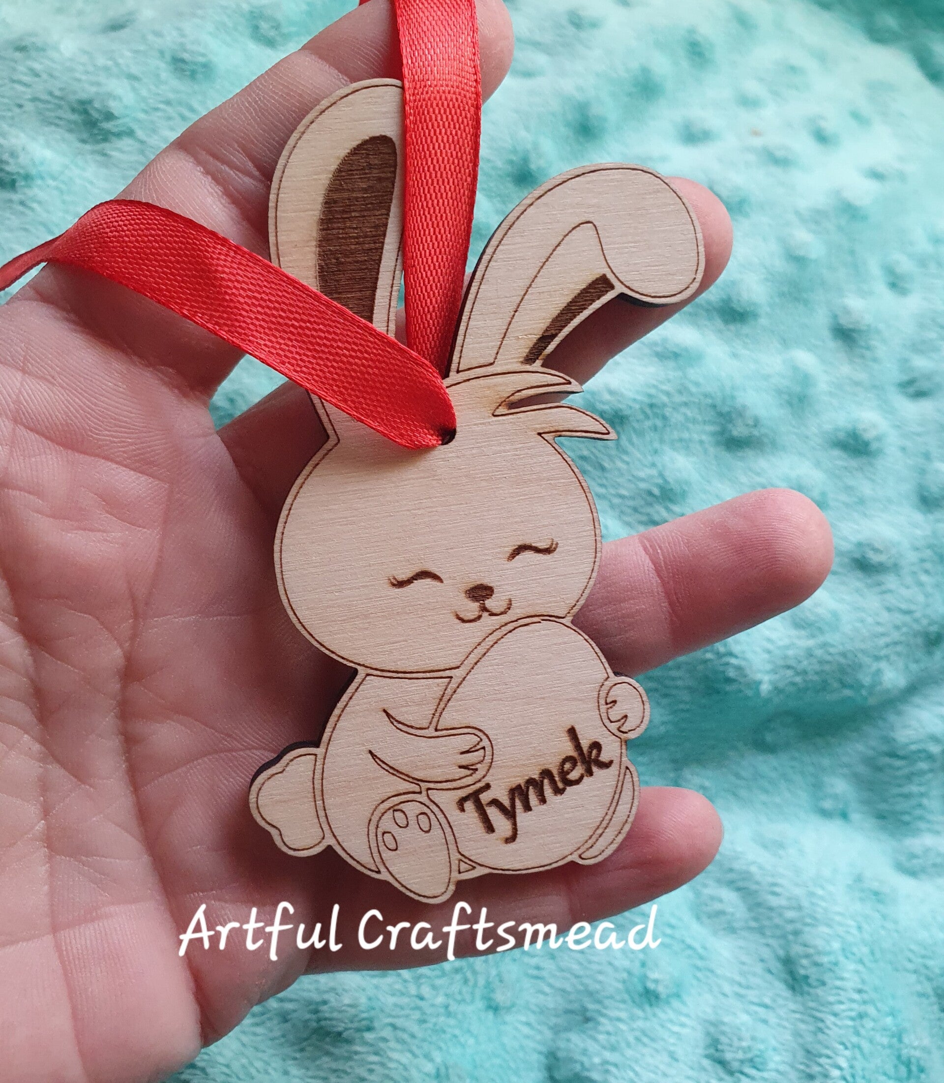 Adorable Bunny Ornament Holding an Egg** Urocza ozdoba w kształcie króliczka trzymającego jajko