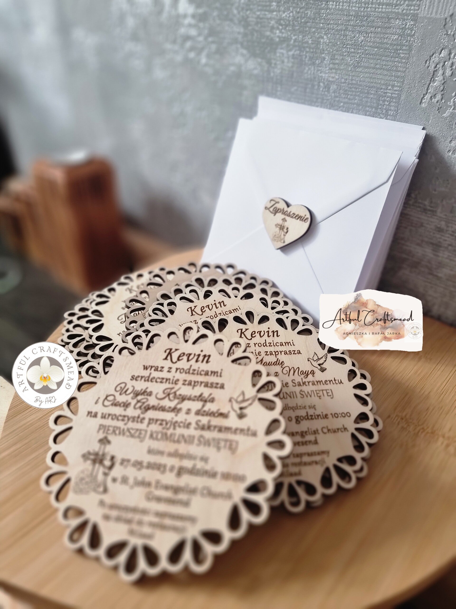 exquisite Laser Cut Wood Invitations – the perfect way to invite your loved ones to share in your special day! Wykwintne zaproszenia wycinane laserowo z drewna – idealny sposób, aby zaprosić bliskich do wspólnego świętowania tego wyjątkowego dnia!