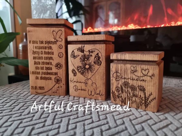 Personalised Wooden Handcrafted Set of Three Pine Tealight Candle Holders - Unique and Natural Beauty, Wooden Decor Gift All Occasion,  Spersonalizowany, ręcznie wykonany, drewniany zestaw trzech świeczników typu tealight z sosny - wyjątkowe i naturalne p