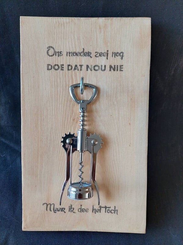 Kurkentrekker op tekstbord