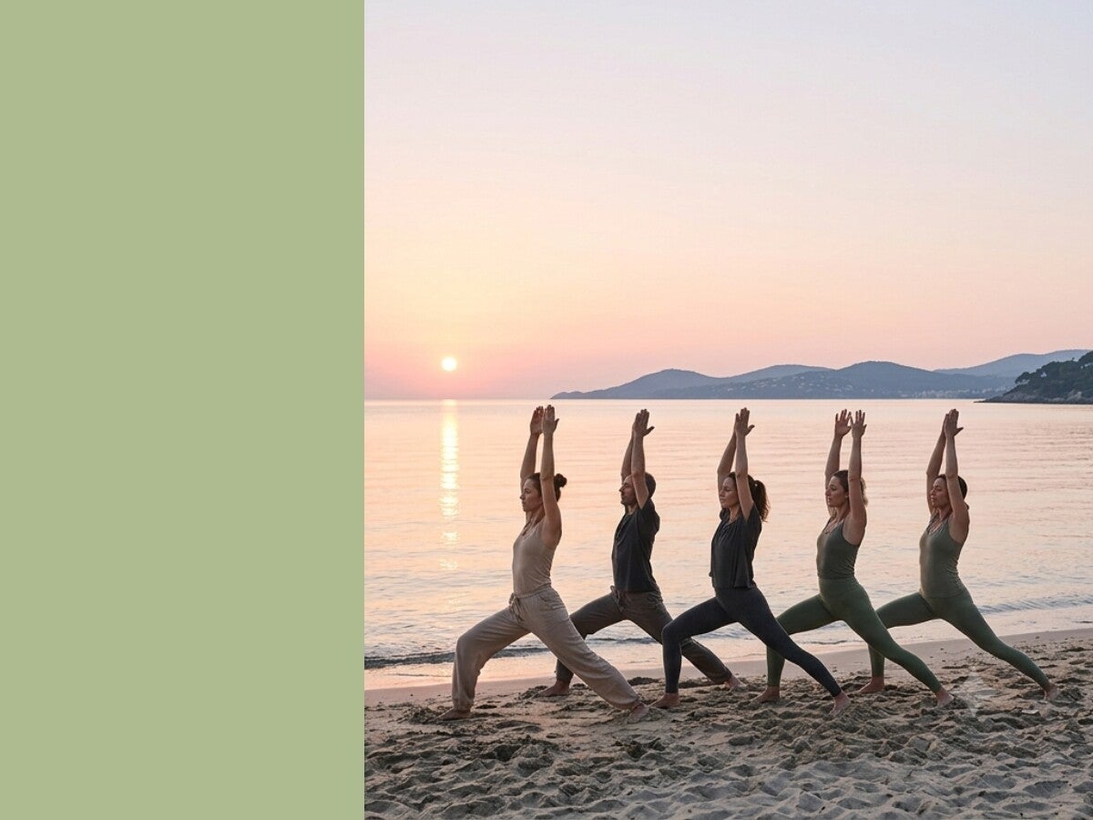 Femme en posture de yoga face à la mer sur la Côte d'Azur