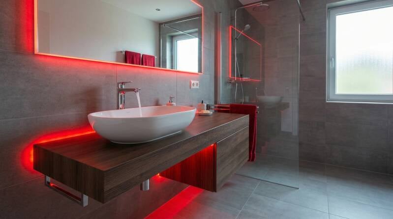 Un bagno moderno elegante e funzionale, progettato per unire comfort, estetica e praticità. Linee pulite, sanitari dal design contemporaneo e finiture raffinate creano un ambiente armonioso e luminoso, ideale per il relax quotidiano.  Elementi come mobili