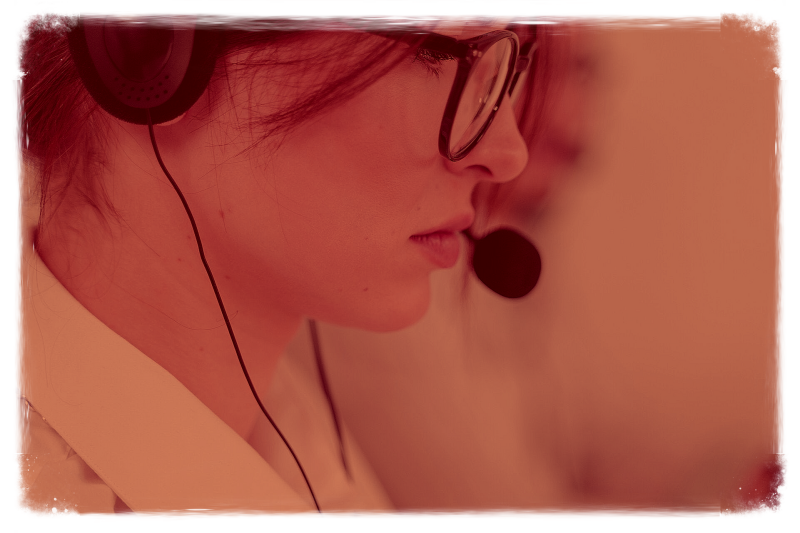 Una donna professionale e sorridente risponde ai contatti online per Gecostmob, trasmettendo disponibilità, accoglienza e affidabilità. L’immagine rappresenta il servizio clienti attivo e sempre pronto ad assistere, con un approccio cordiale e orientato a