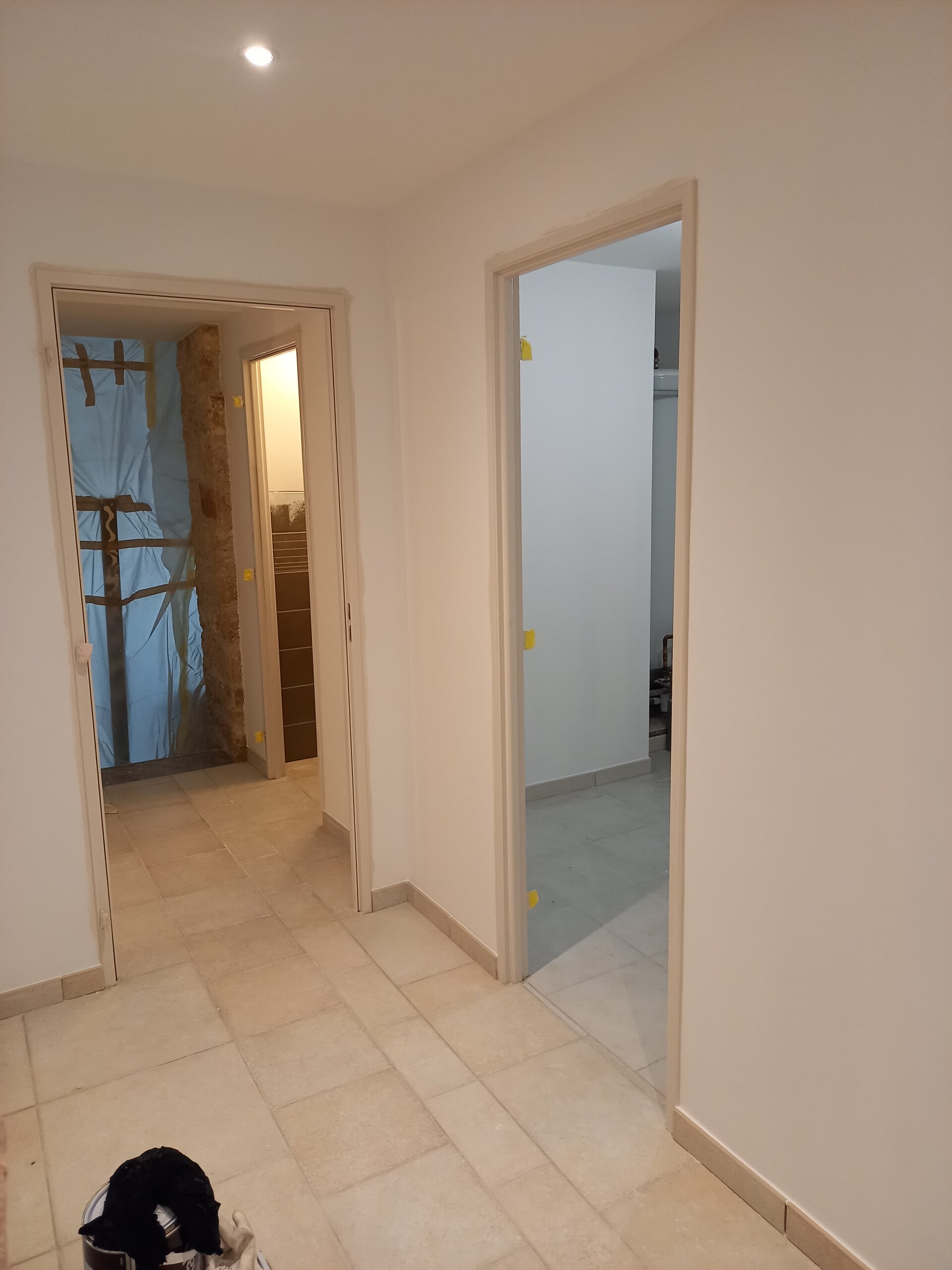 mise en peinture boiserie et cadres de portes