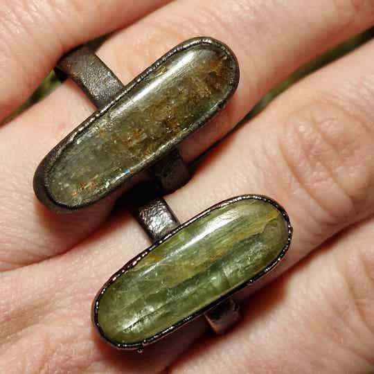 Green kyanite ring