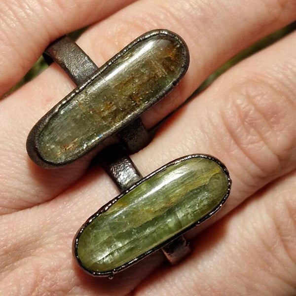 Green kyanite ring