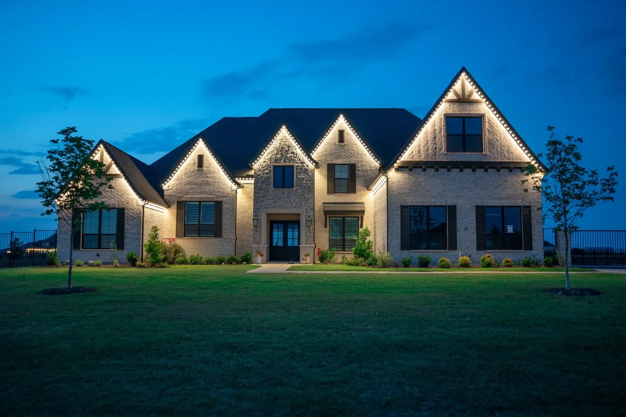 Permanent outdoor lighting installation in Fort Worth Texas by TrueLight Luxury Property Services with clean roofline lighting, architectural accent lighting, year-round exterior lighting, and polished nighttime curb appeal