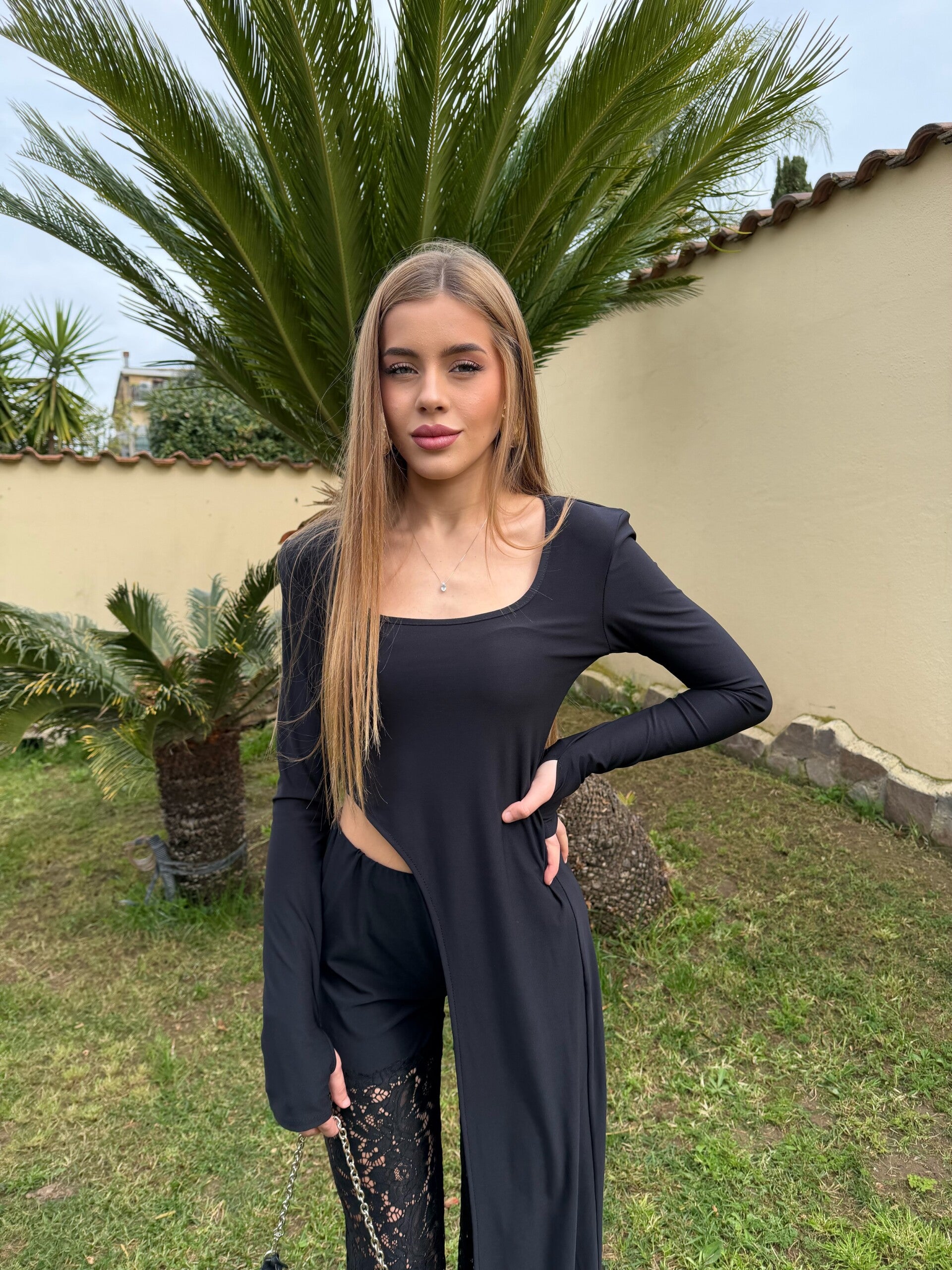 Top Asimmetrico Nero a Maniche Lunghe