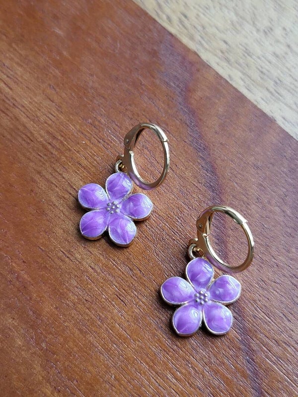 Oorbellen met bedel bloem lila/goud 2 stuks