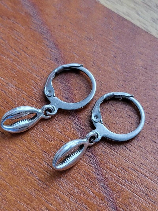 Oorbellen met bedel schelpje zilverkleur 2 stuks