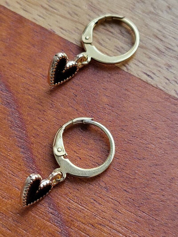 Oorbellen met bedel hartje zwart goud