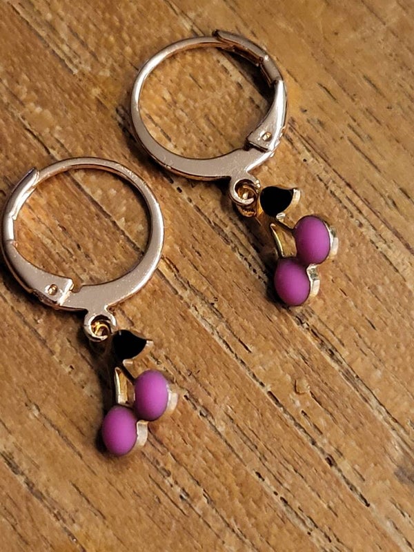 Oorbellen met bedel kersje roze 2 stuks