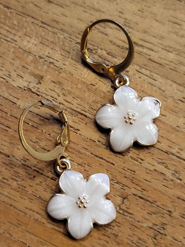 Oorbellen met bedel bloem wit/goud