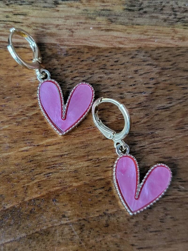 Oorbellen met bedel hartje middenroze/goud 2 stuks