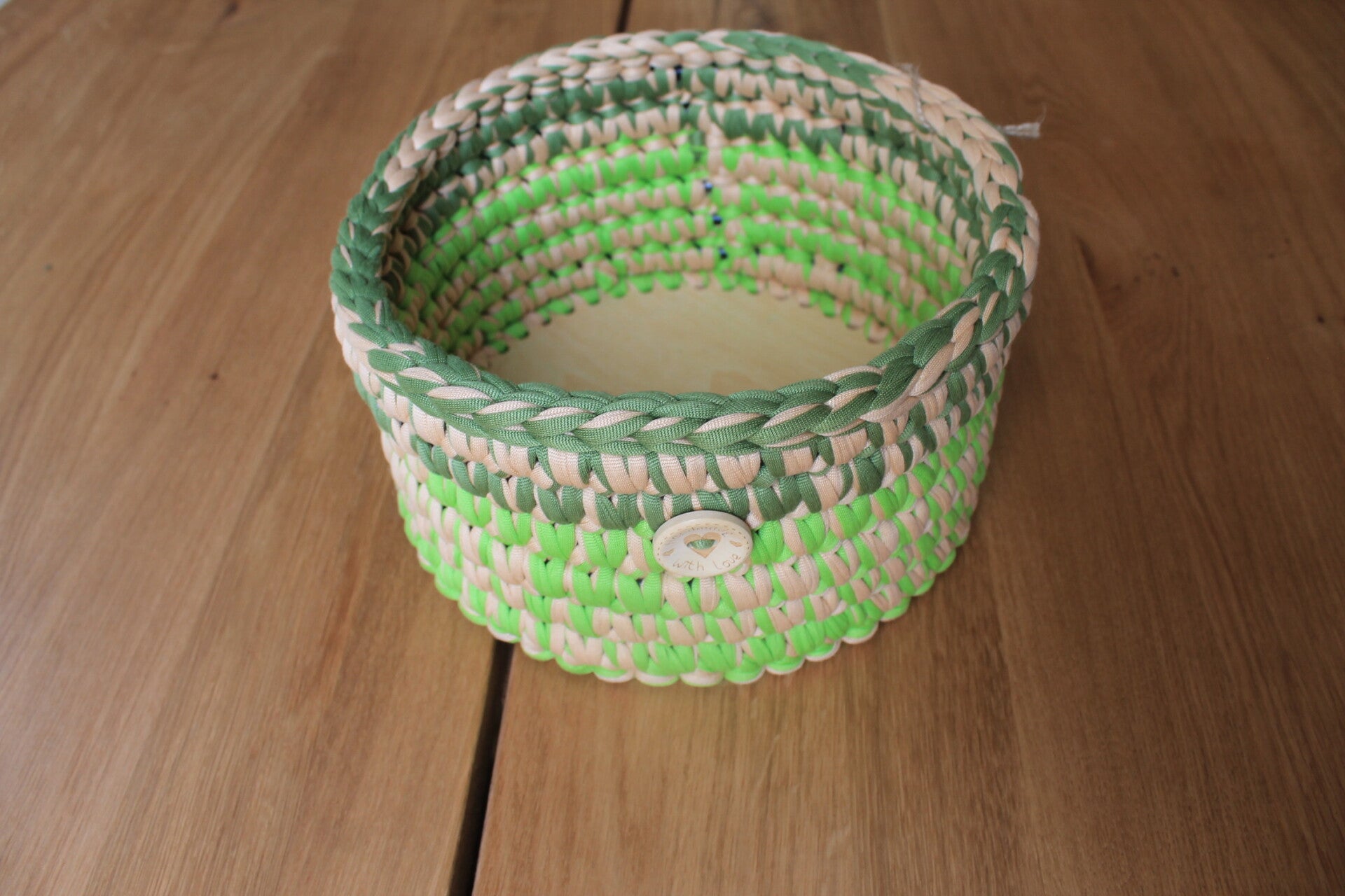 Gehäkelter Korb mit Holzboden – stilvoll organiserend