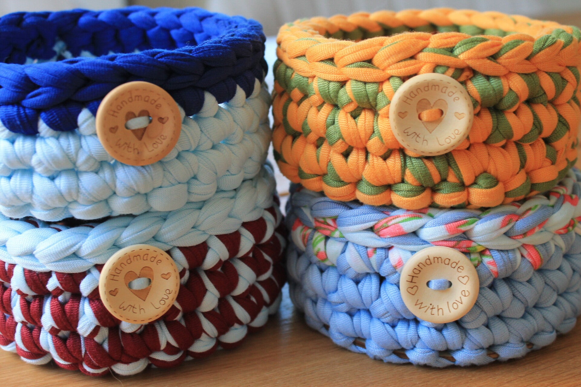 Gehäkelter Korb mit Holzboden – stilvoll organiserend