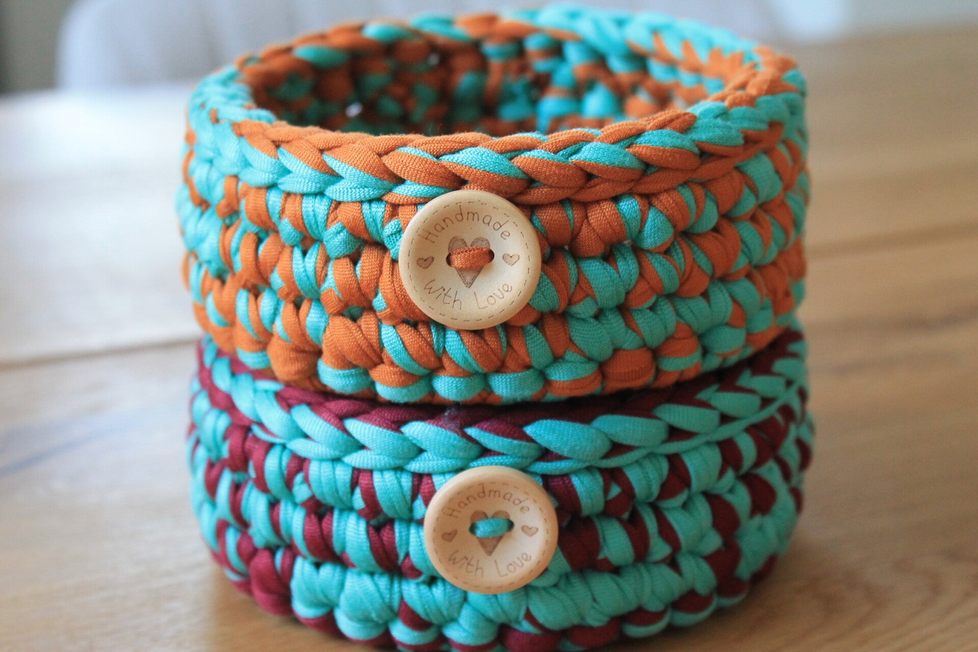 Gehäkelter Korb mit Lederboden – stilvoll organiserend