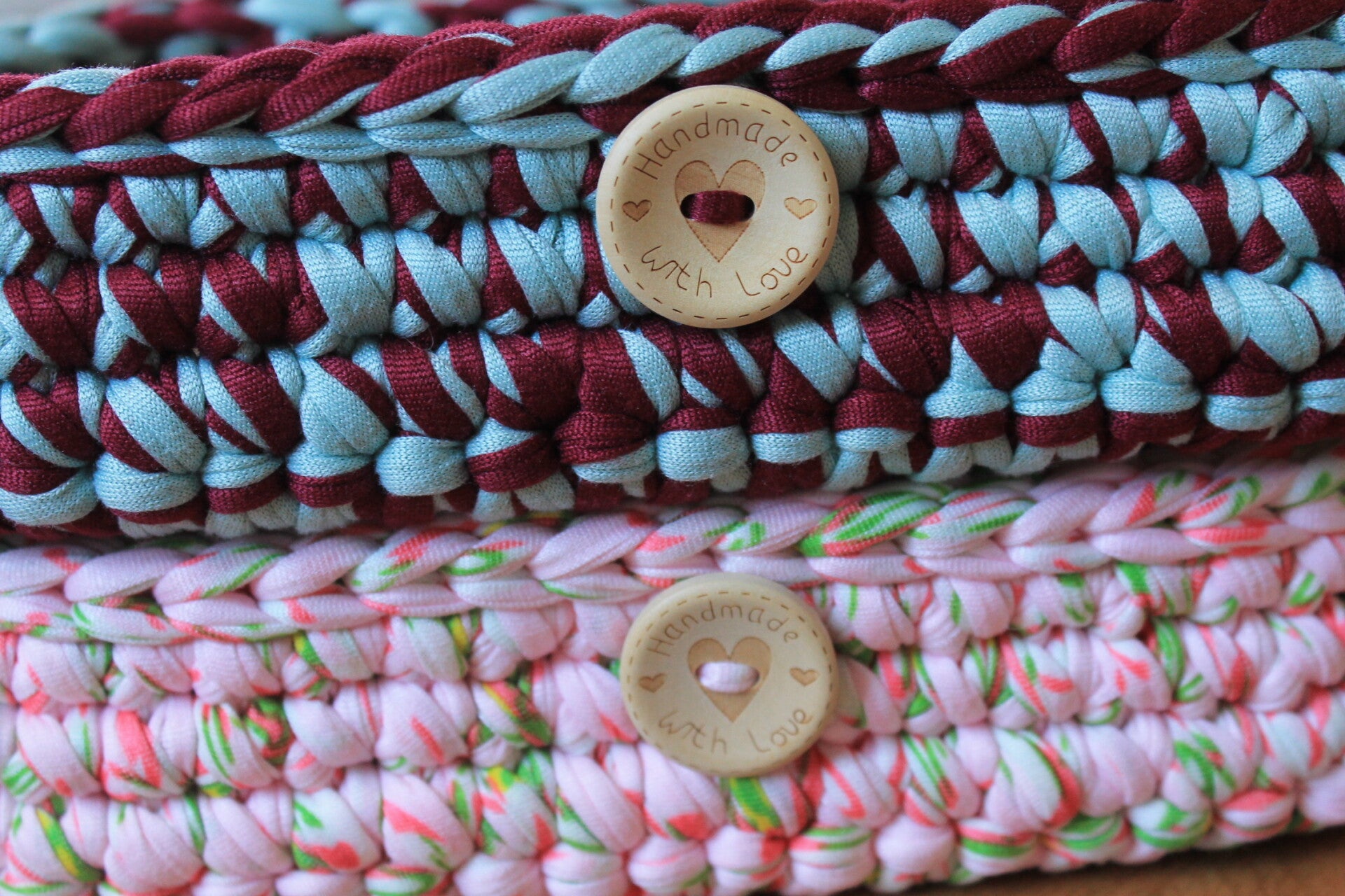 Gehäkelter Korb mit Lederboden – stilvoll organiserend