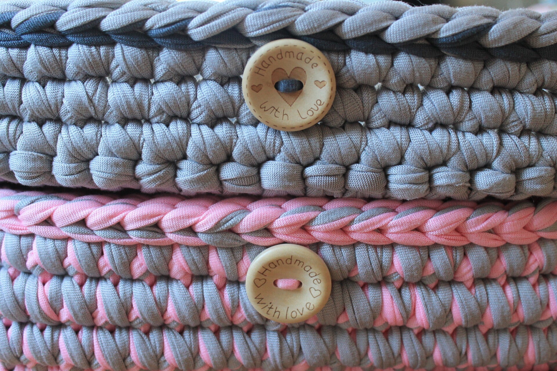 Gehäkelter Korb mit Holzboden – stilvoll organiserend