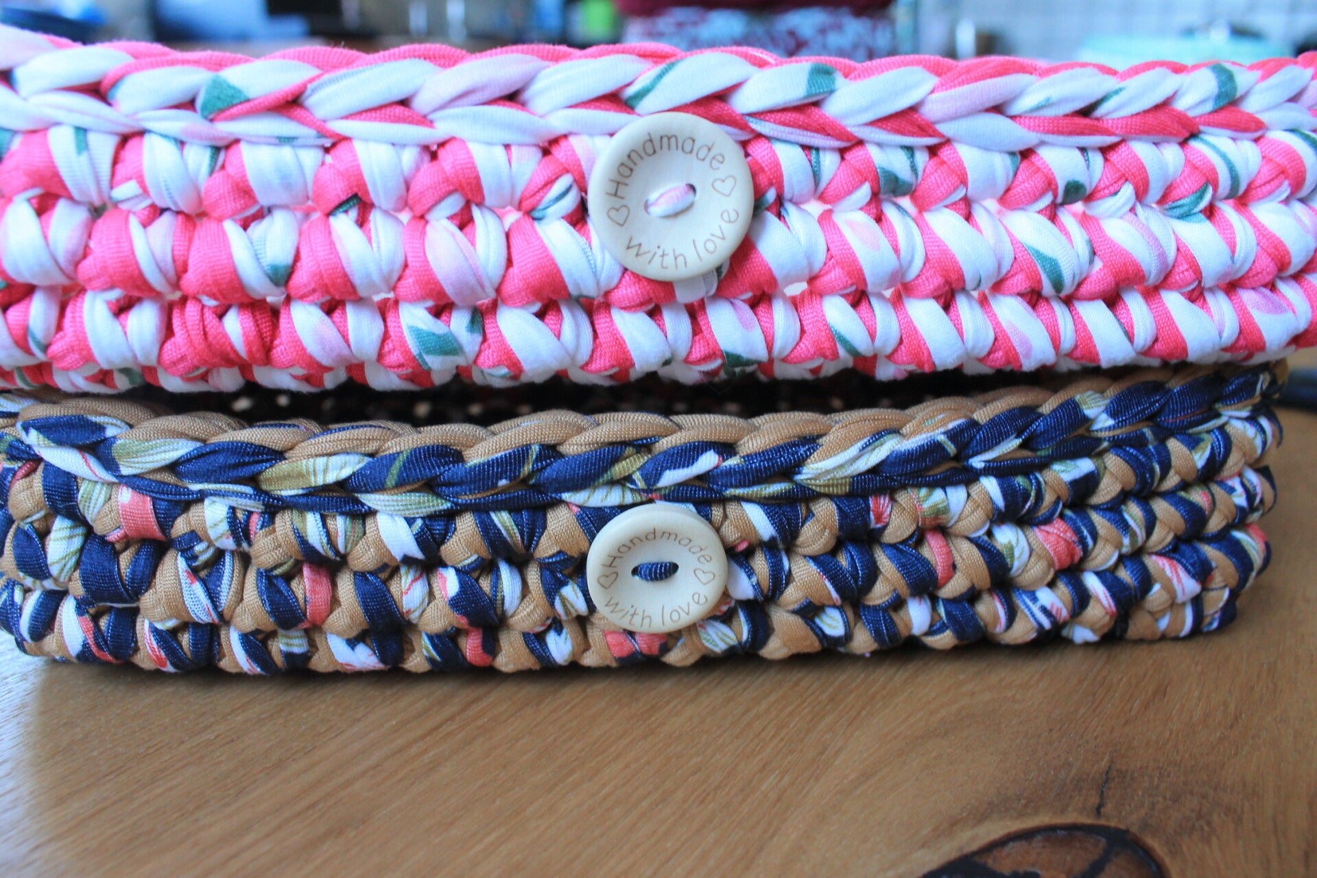 Gehäkelter Korb mit Holzboden – stilvoll organiserend