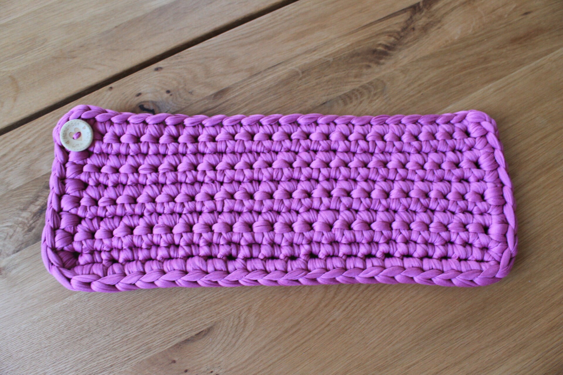 Handgehäkelter Tischläufer in zeitlosem Design