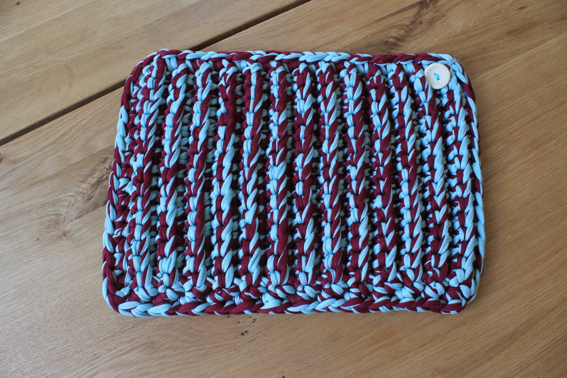 Handgehäkelter Tischläufer in zeitlosem Design