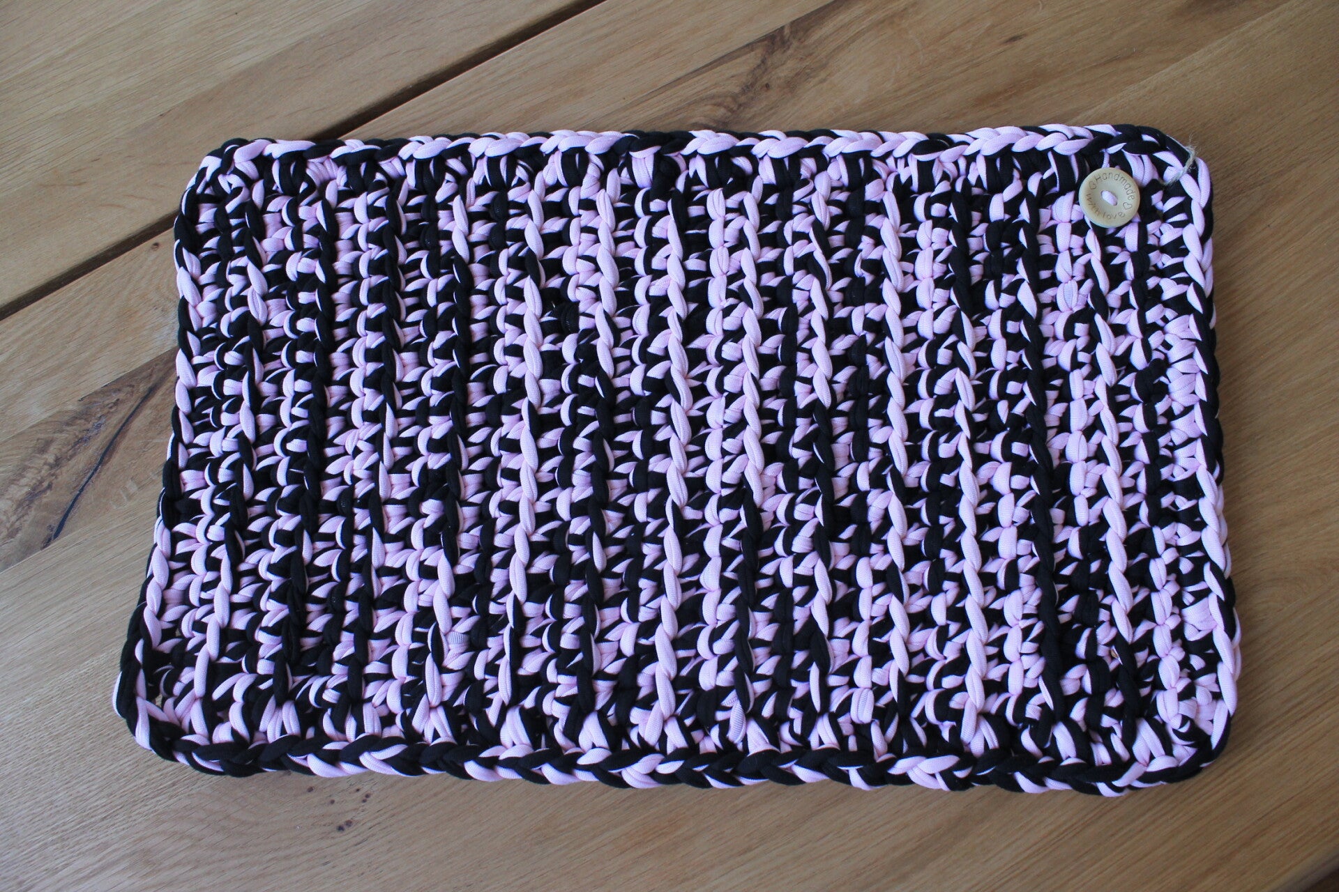 Handgehäkelter Tischläufer in zeitlosem Design