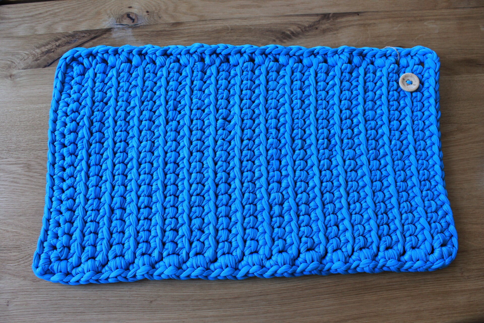 Handgehäkelter Tischläufer in zeitlosem Design