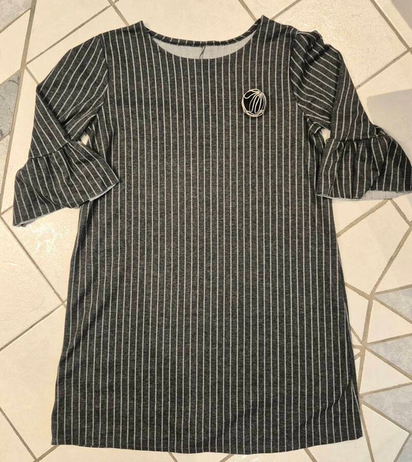 Schönes Kleid mit Brosche Gr. 38