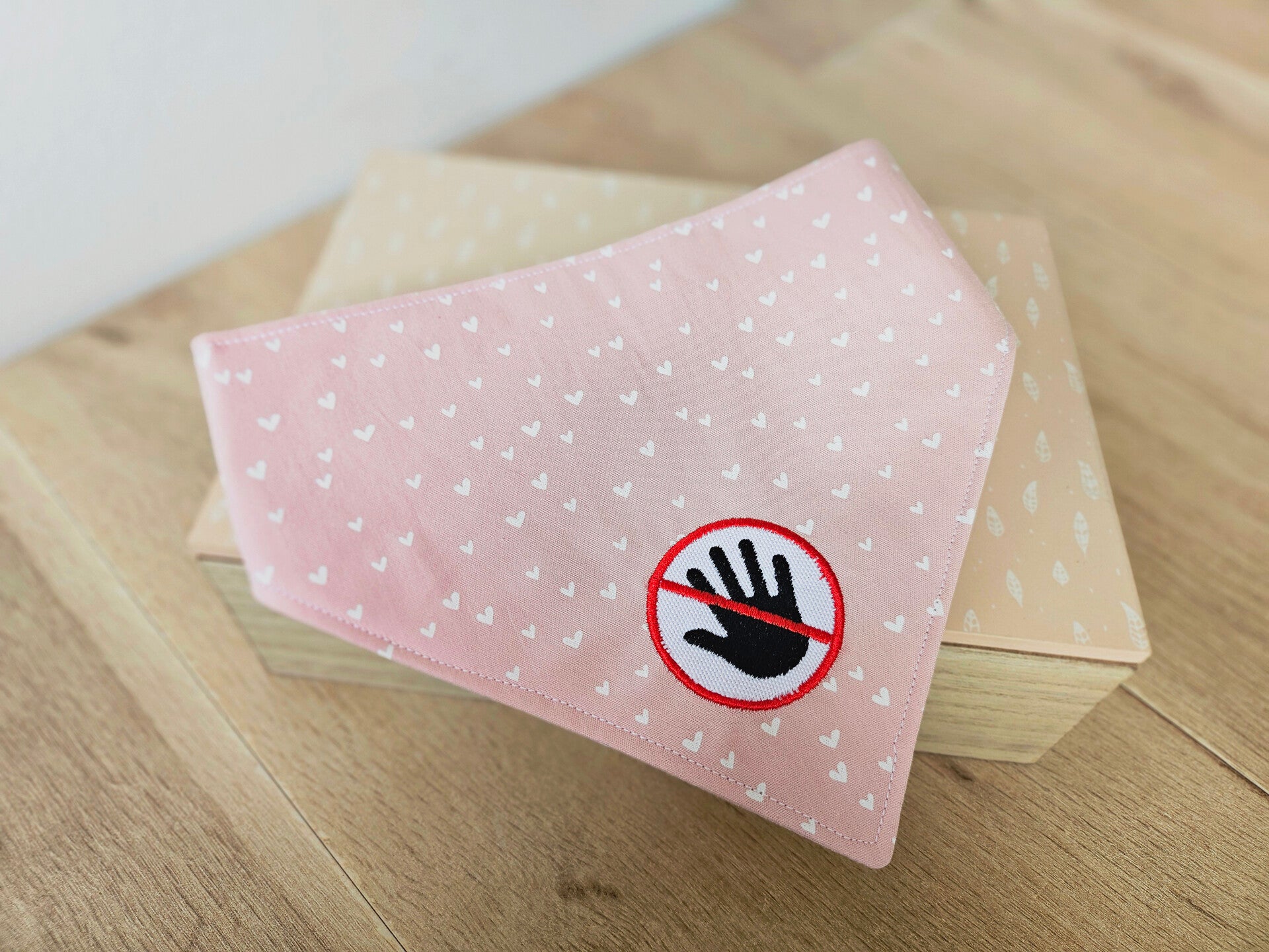 Bandana met 'niet aaien' symbool