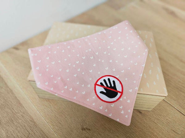 Bandana met 'niet aaien' symbool