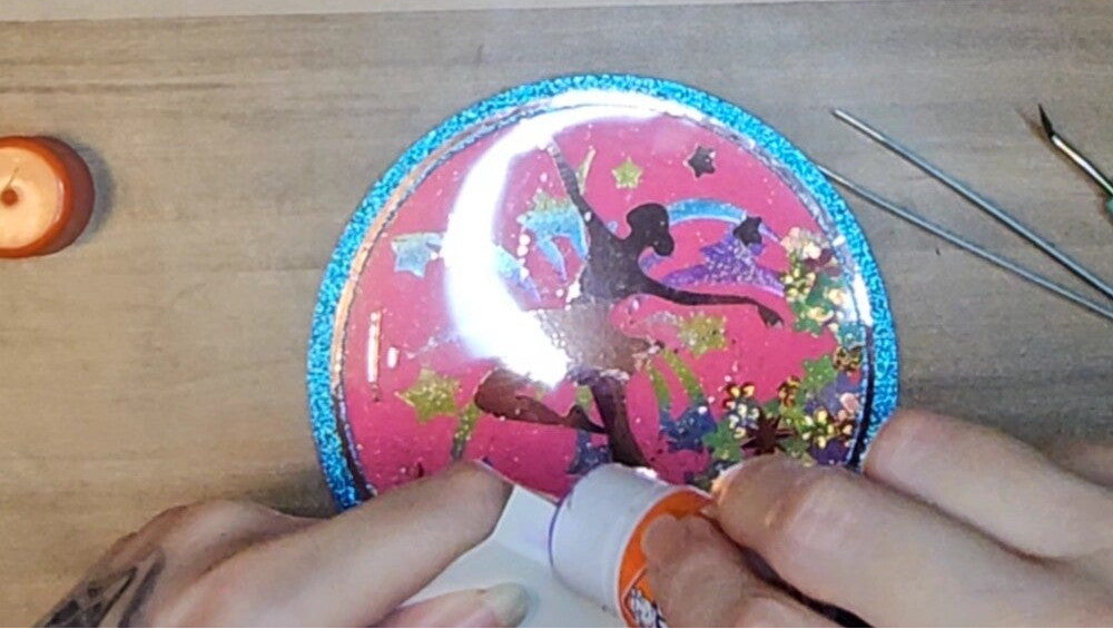 Apply glue to the top part of the kickstand easel.