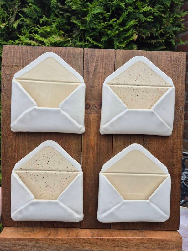 Wandbord met 4 enveloppen
