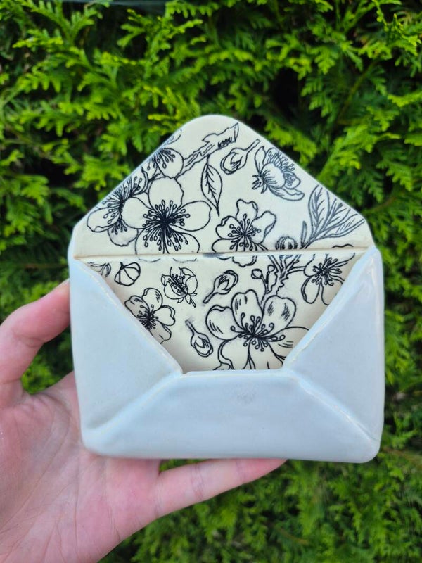 Envelop zwarte bloemen