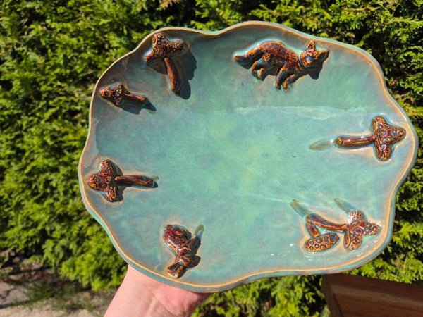 Grote schaal met dieren en paddestoelen